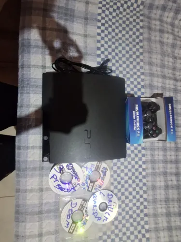 PS3 SLIM DESBLOQUEADO COM CONTROLE NOVO HD 320 GIGAS LOTADO DE JOGOS GARANTIA..