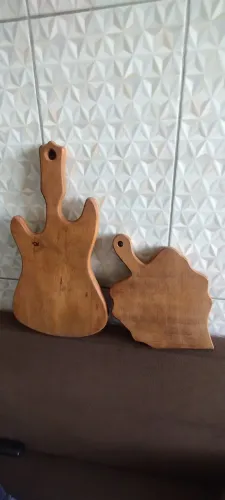 Conjunto de tábuas de madeira trabalhadas novas 