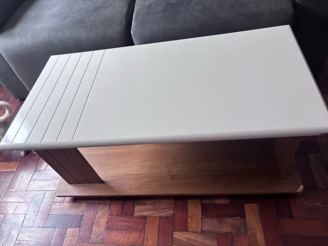 Mesa de centro com roda