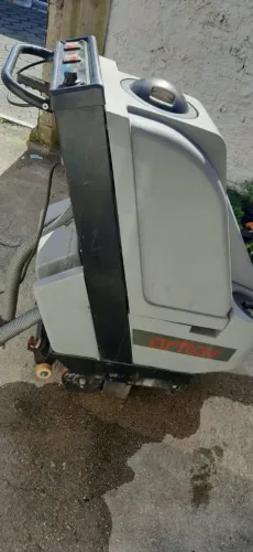 Vendo 2 potentes máquinas de lavar piso
