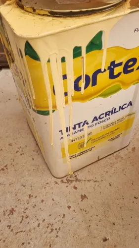 Lata de tinta cor Marfim para cima da metade quase cheio