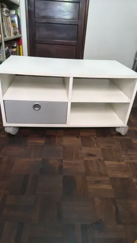Mesa 4 divisória Branca com uma caveta