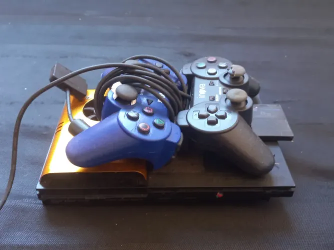 Vendo um PS2 com dois controles