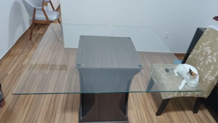 Mesa de vidro acompanha base 
