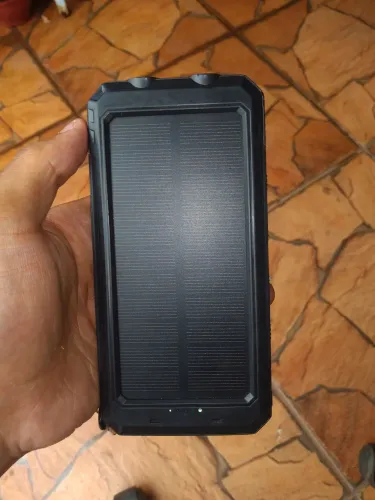 Bateria portátil com placa solar