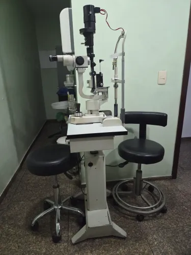 Lâmpada de fenda + tonometro + mesa elétrica usada Bom estado de conservação 