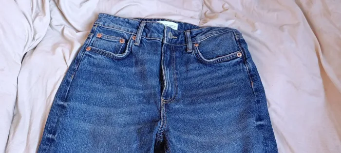 calça jeans zara denim, tamanho 34, na cor azul. modelagem reta com fenda na barra.