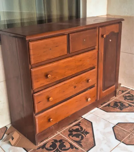 CÔMODA DE MADEIRA MACIÇA À VENDA - R$ 400,00