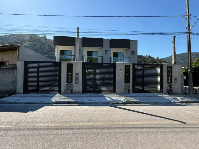 SOBRADO EM ITAPEMA, COM 03 DORMS, 02 VAGAS, FINANCIÁVEL!