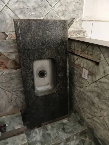 Pia de Cozinha em Granito com Cuba Inox e Bancada de Granito para Cooktop