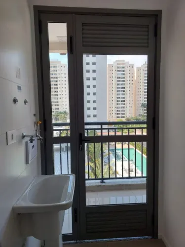Porta de alumínio com vidro com batente de alumínio