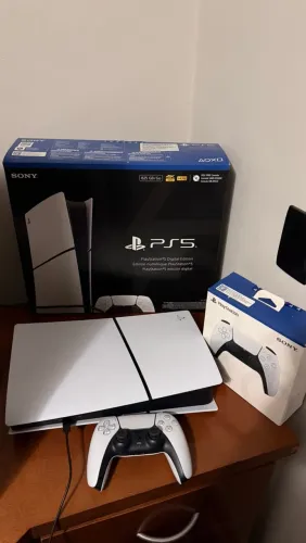 PlayStation 5 Slim com 2 controles, sendo um lacrado