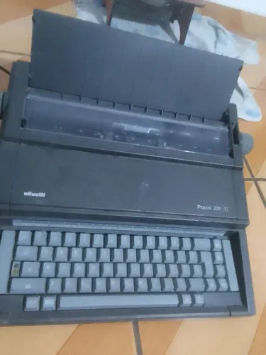 Vendo maquina elétrica olivetti praxis valor 200 reais atendo chat