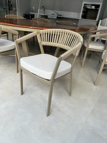 Mesa com cadeiras área gourmet e externa