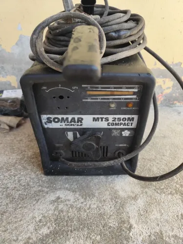 Vende-se máquina de solda 220 whats e mais complementos ..