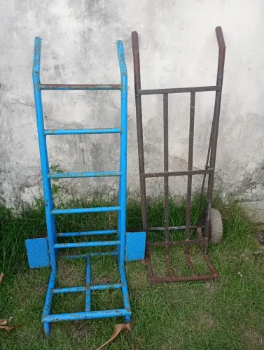 2 CARRINHOS de ferro para entregas