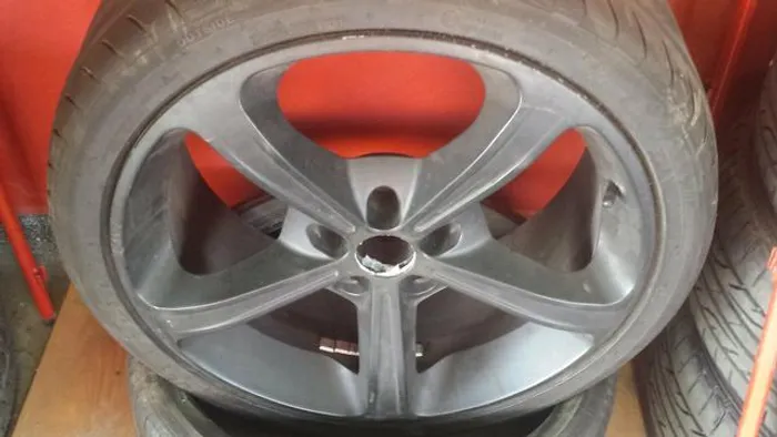 Roda aro 18 Mangels Futura Preta fosca com Pneu 225 40 18 Usado jogo 5X100 VW Golf