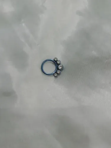 Piercing em titânio 