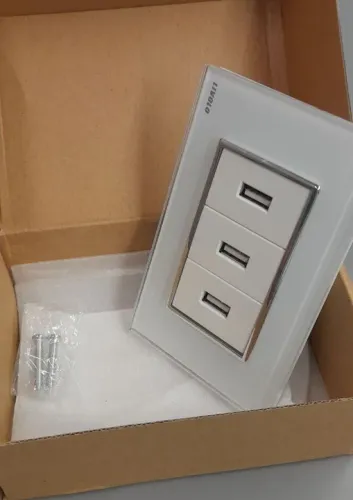 Tomada USB Tripla com Tampa - 10A 250V - Bivolt - Vidro Temperado - 3 Portas