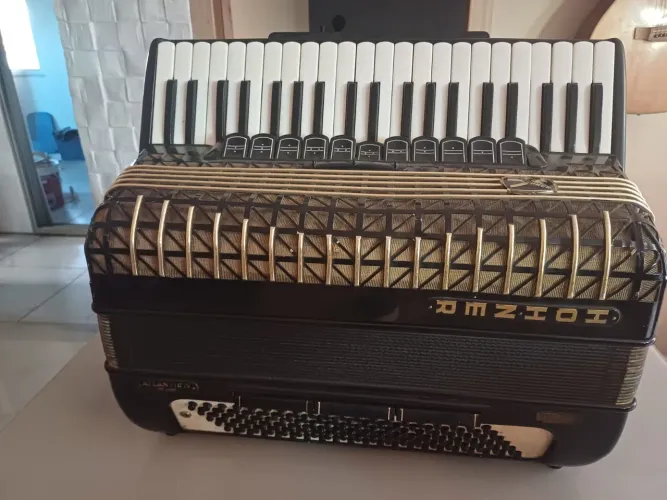Acordeon Hohner polifônica quarta de voz e quinta nos baixos 120