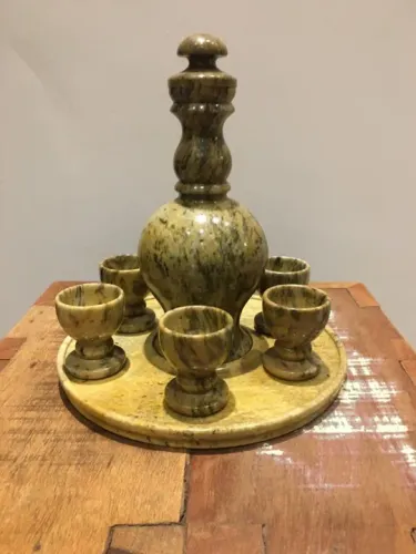 Conjunto lindo e sofisticado de licoreira em pedra sabão, com prato suporte + 6 tacinhas