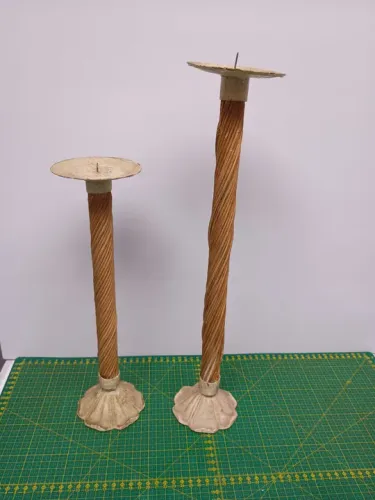 Par de castiçal de metal revestido em palha grande 45 cm pequeno 34 cm