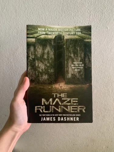 Livro em inglês The Maze Runner capa do filme