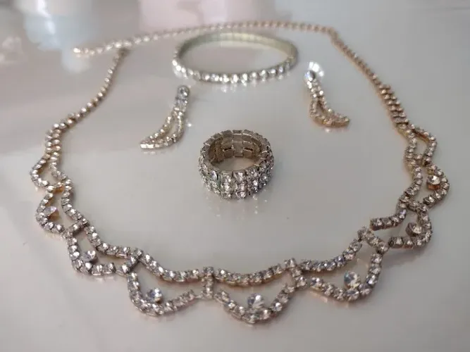 lindo colar brilhante + pulseira + brinco + anel. com pedras brilhantes. clássico!
