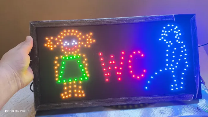 Placa de LED WC para banheiro - Iluminação divertida!