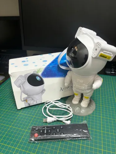 Astronauta com projeção de galáxias e estrelas 