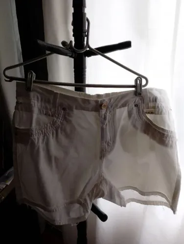 MARAVILHOSO SHORTS JEANS BRANCO, PRATICAMENTE SEM USO, NOVINHO