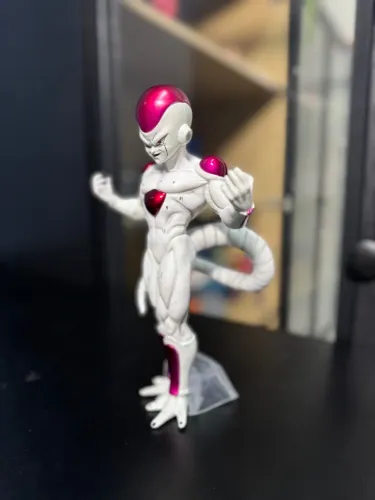 Figure Freeza com mais de 20 cm