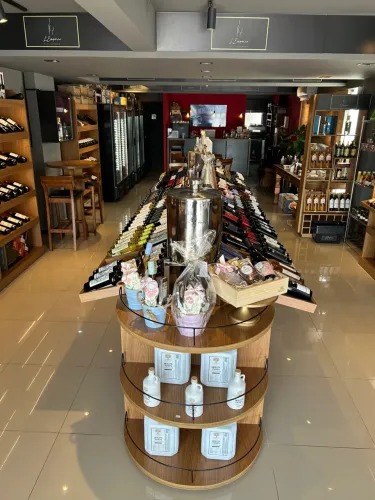 Estante de Madeira para Organização de Garrafas