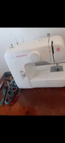 Vendo máquina reta singer semi nova