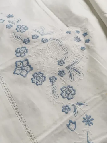 Joga de cama 100% Linho com dedalhes bordados em crochê trazido de Portugal em 2014
