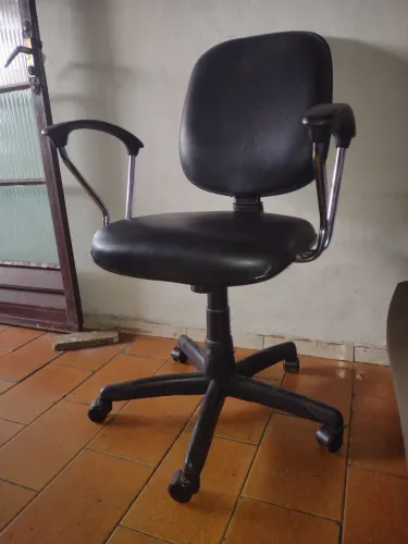 OPORTUNIDADE Cadeira confortável de escritório preta com braços