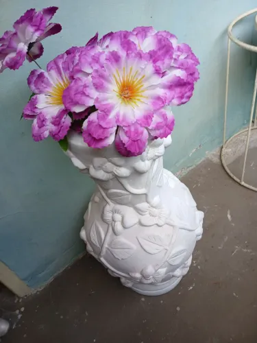 Vaso de plantas artificial  em perfeito estado  64 de altura po 50 na boca dele