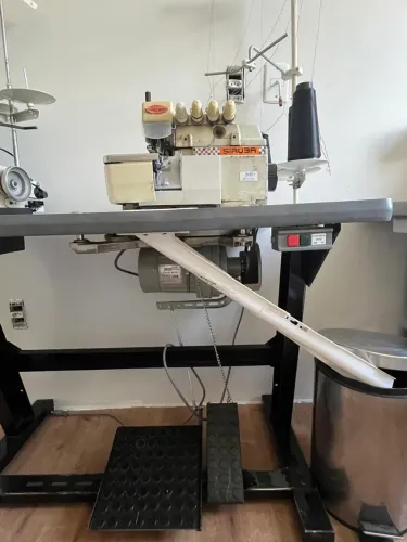 MÁQUINA OVERLOQUE INDUSTRIAL SIRUBA 4 FIOS