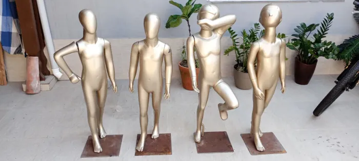 Mannequins infantis para loja de roupas