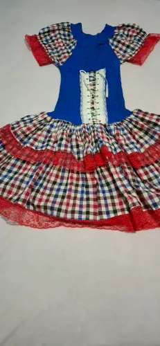 Vestido xadrez com detalhes em renda