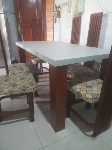 Mesa com 6 cadeiras