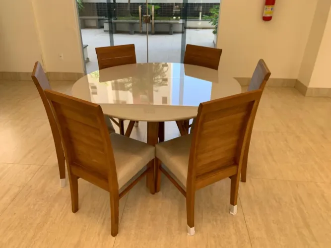 Mesa nova com cadeiras de madeira maciça