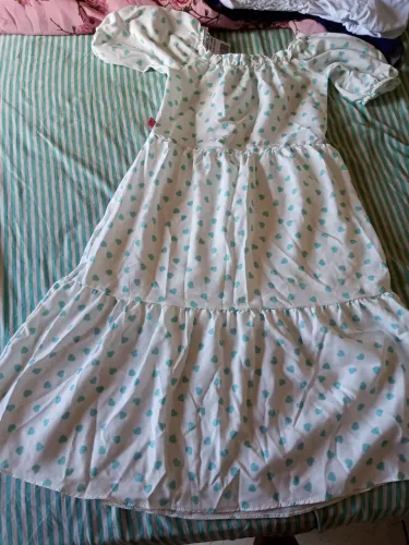 Vestido branco com coração azul