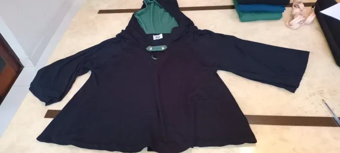Blusa NOVA preto com verde estilo morcego com capuz e manga 3/4 GG 
