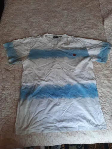 Camiseta Masculina Branca com Detalhes em Azul
