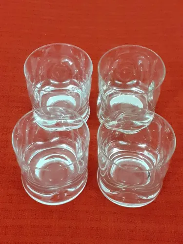 Quatro copos de vidro para servir
