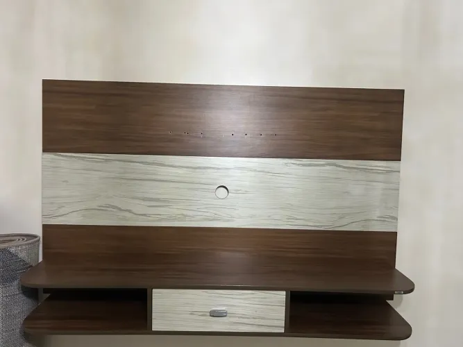 Painel de TV Suspenso com Prateleira e Gaveta