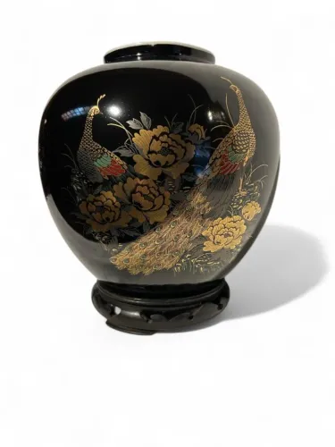 Vaso Chinês de Porcelana Preta com Pavões Dourados e Base de Madeira