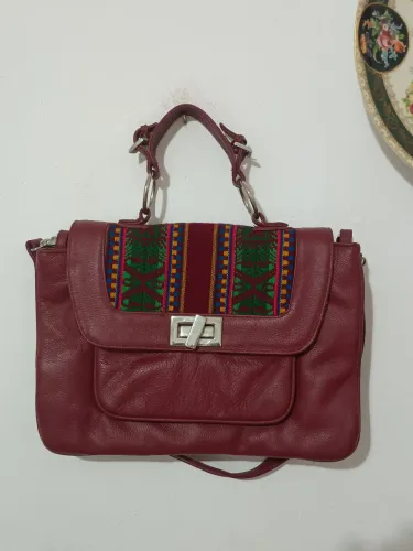 Bolsa de Couro com Detalhes Étnicos