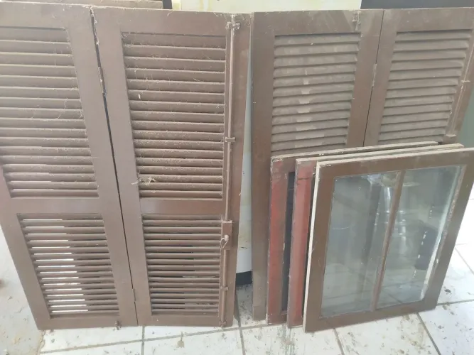 Janelas venezianas em madeira de lei